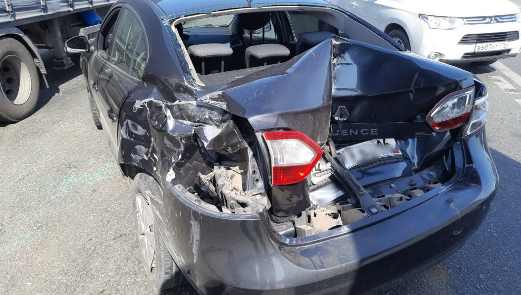 В легковушке пострадали два человека.