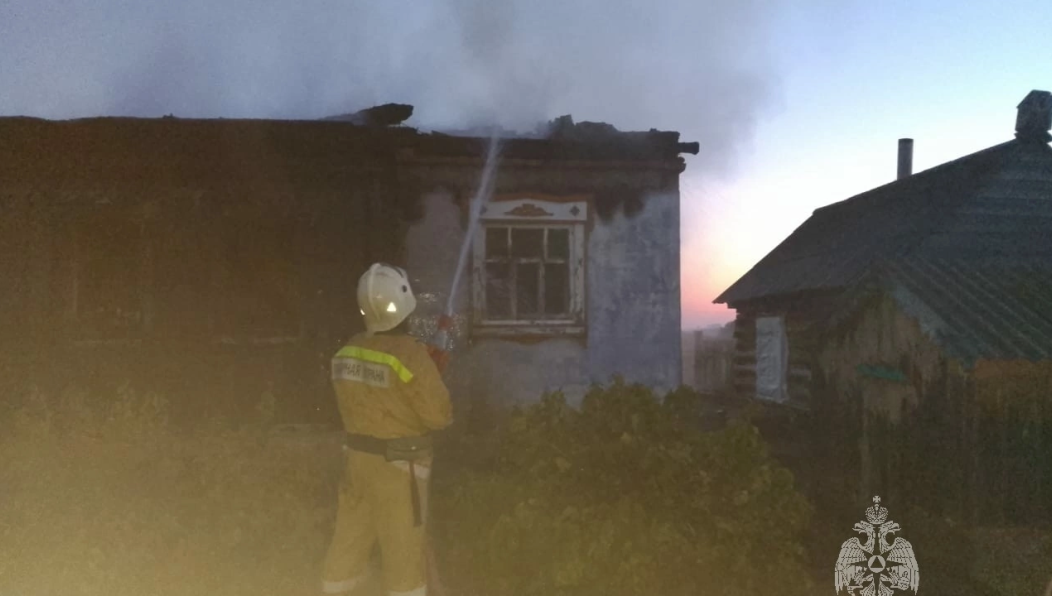 Женщина успела выбежать из горящего дома.