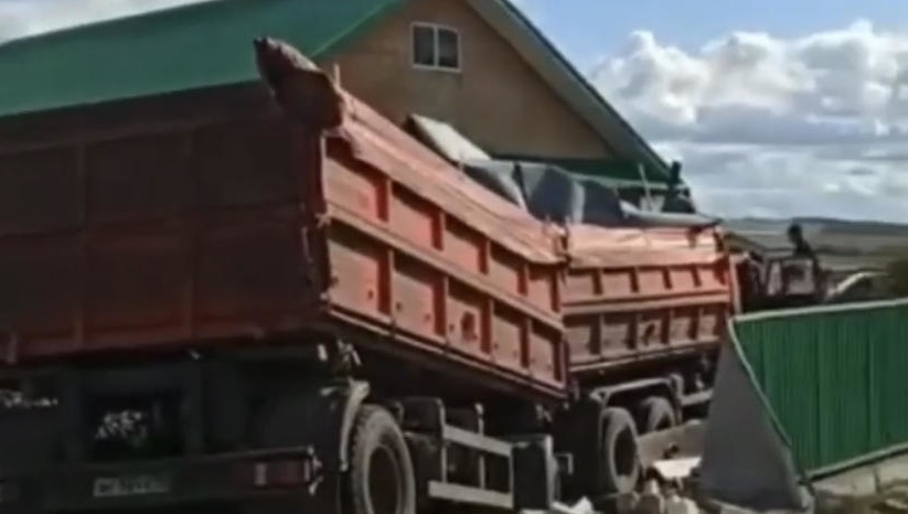 У водителя диагностировали закрытую черепно-мозговая травму и переломы нижних конечностей.