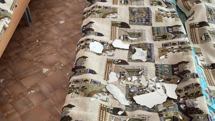 В помещении сыплется штукатурка