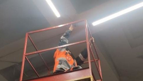 Ночами они обновляют покраски желтых предупредительных полос