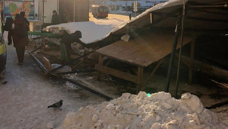 Женщину из-под завалов помогли вытащить прохожие.