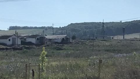 Сотрудники исследовали воздух в микрорайоне Урсала близ фермы.