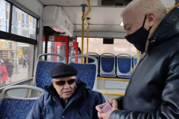 Утром 25 октября около автобусной остановки «Площадь Тукая» работники в обычной одежде выявили за час 56 пассажиров без масок (в одном автобусе сразу 8 человек).