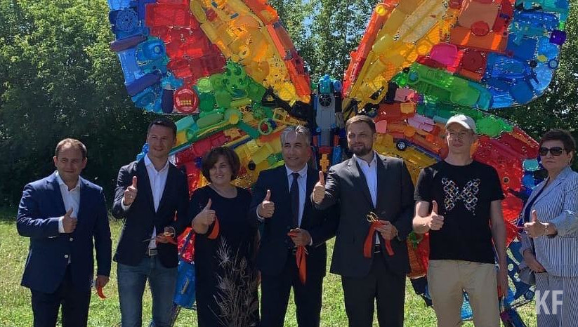 Сегодня в Горкинско-Ометьевском лесу прошло открытие трехметровой инсталляции из перерабатываемого пластика.