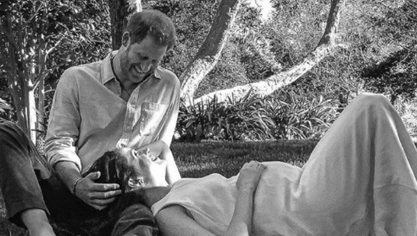 Королева Великобритании Елизавета II поздравила пару.