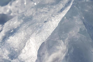 Таяние льда началось из-за смены ветров и попадающей с суши в океан талой водой.
