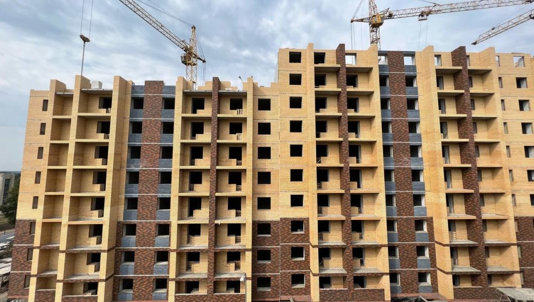 В строительстве задействовано около 100 человек.