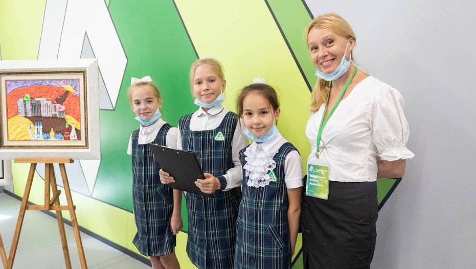 На отрасль образования уходит 70% городского бюджета. Большая часть идет на строительство и модернизацию школ. Однако проблема нехватки мест в учебных заведениях по-прежнему стоит все так же остро.