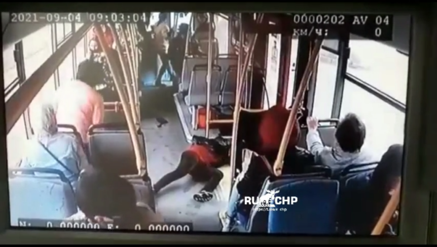 Женщина не успела схватиться за поручни