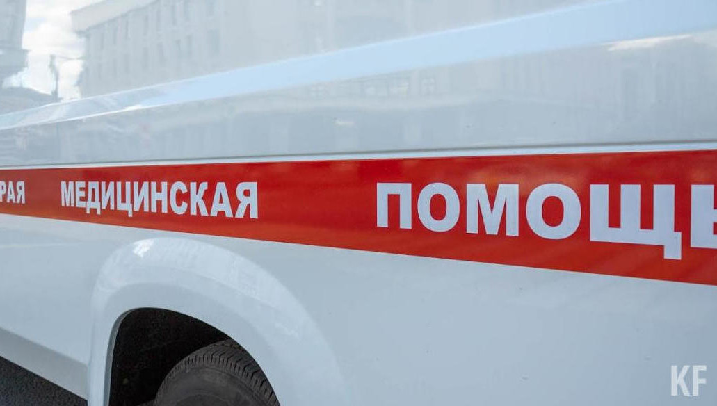 Мальчик готовился к выступлению в качестве диджея.