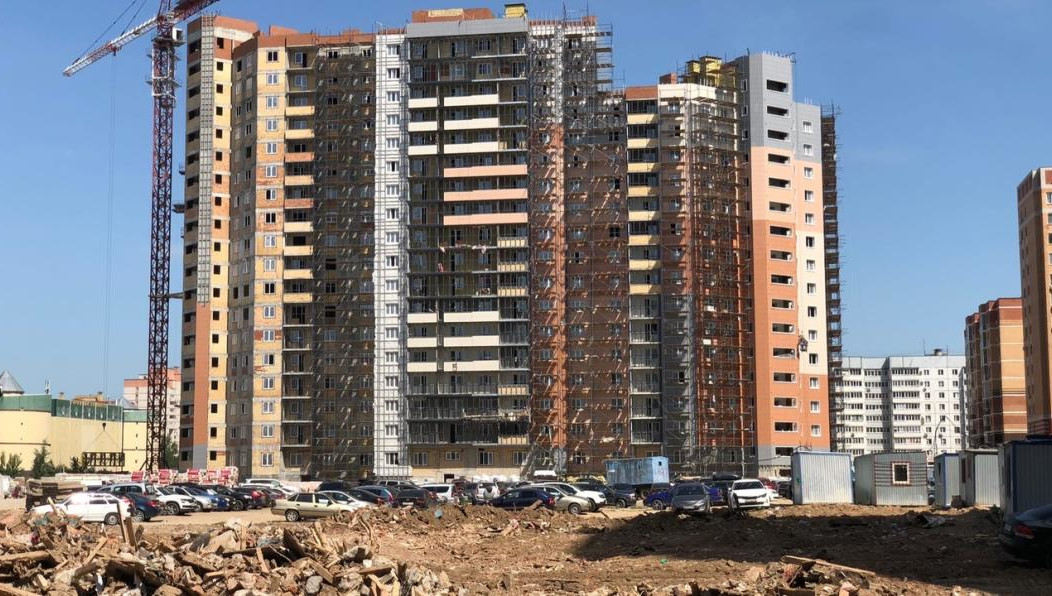 Более 500 специалистов задействовано в завершении строительства домов в Ново-Савиновском районе