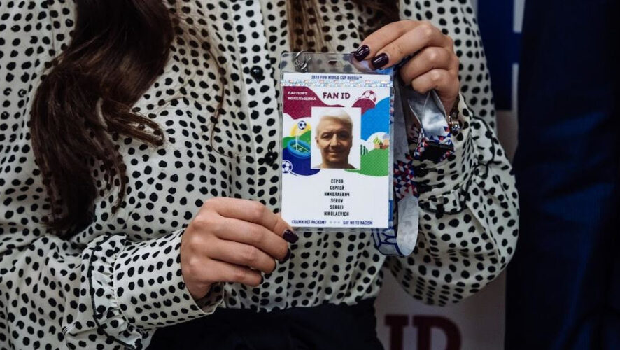 Госдума приняла закон о введении паспорта болельщика.