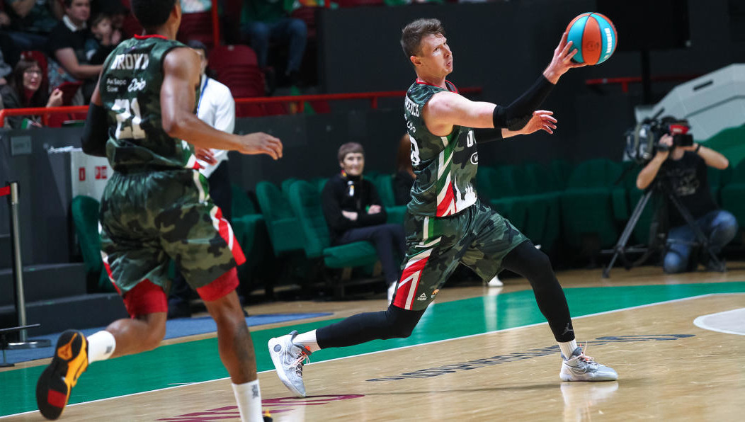 Публика увидела обновленную команду.