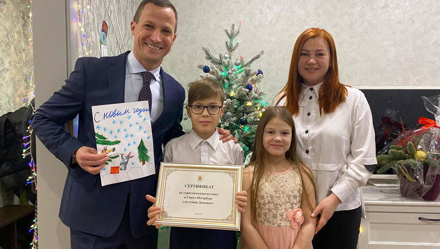 Открытку с мечтой пятиклассника градоначальник взял на ёлке в коворкинге &laquo;Доброй Казани&raquo;.