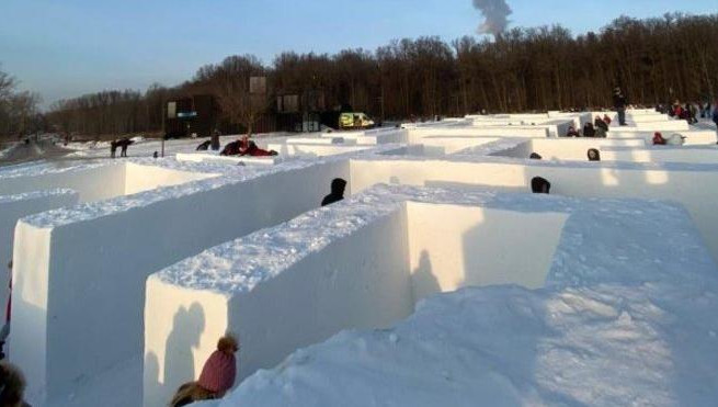 На строительство ушли порядка 15 тысяч кубов снега.