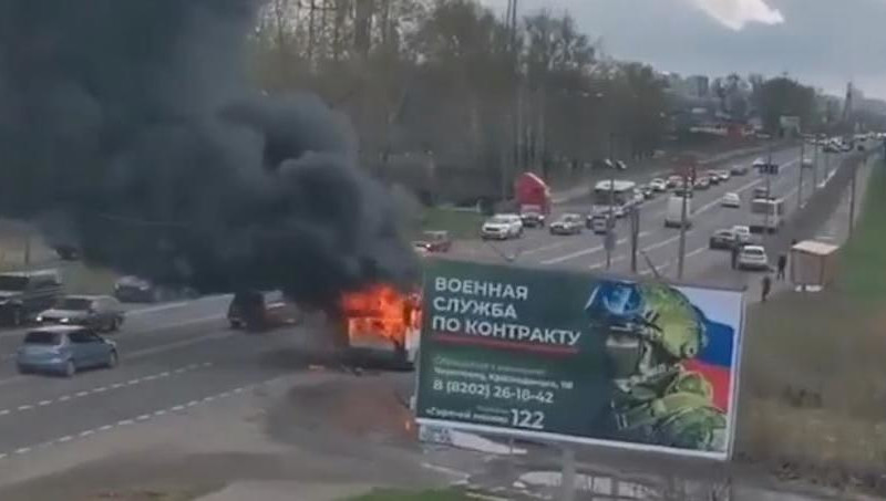 Пассажиры успели самостоятельно покинуть транспорт до прибытия спасателей и пожарных.