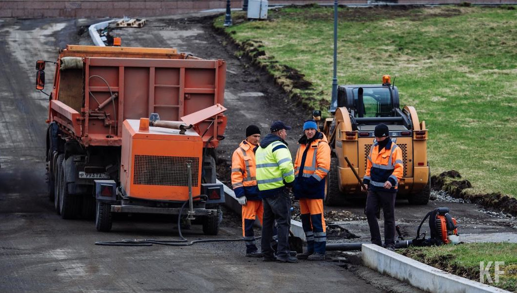 На мосту через Свиягу и путепроводе через Осипов овраг укладывают верхний слой покрытия.