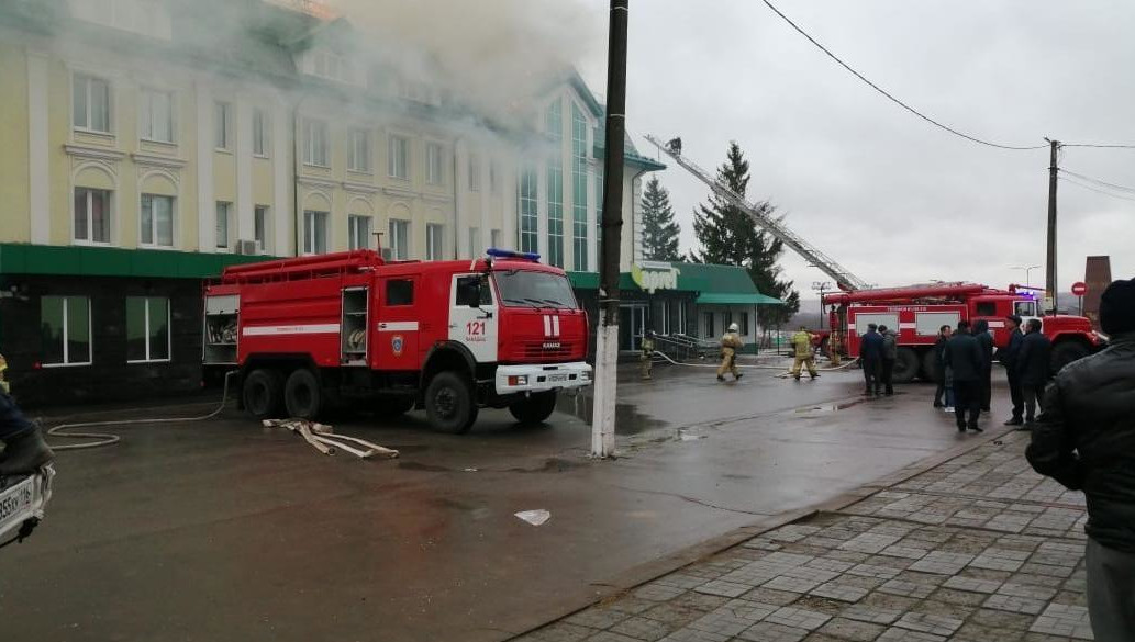 Эвакуированных из здания людей разместили в спортивной школе.