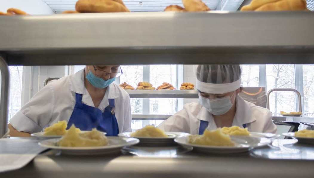 К концу учебного года питание в образовательных учреждениях нефтеграда оскудело. Родители жалуются на отсутствие в меню фруктов