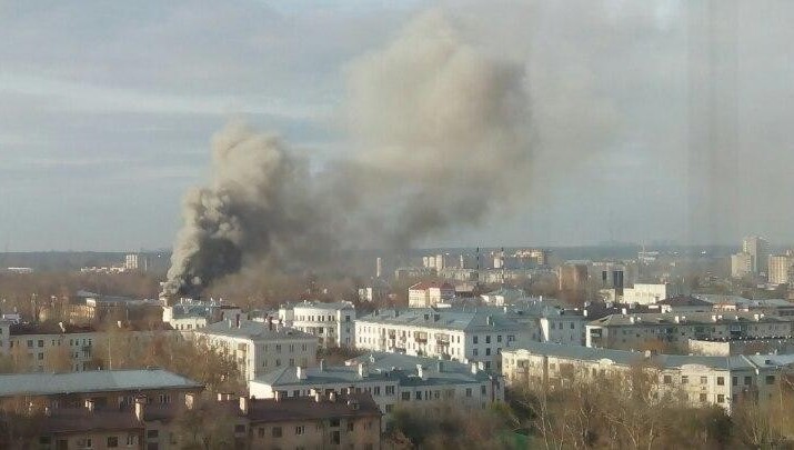 Сильный пожар произошел в заброшенном здании в Кировском районе Казани.