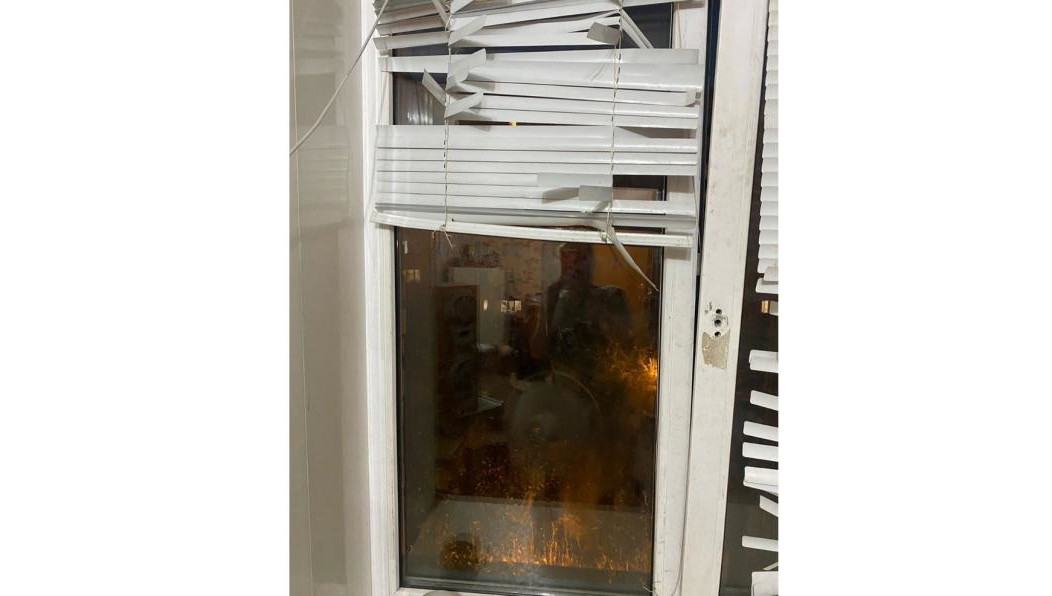 Медики не смогли спасти выпавшего из окна пятого этажа ребенка.