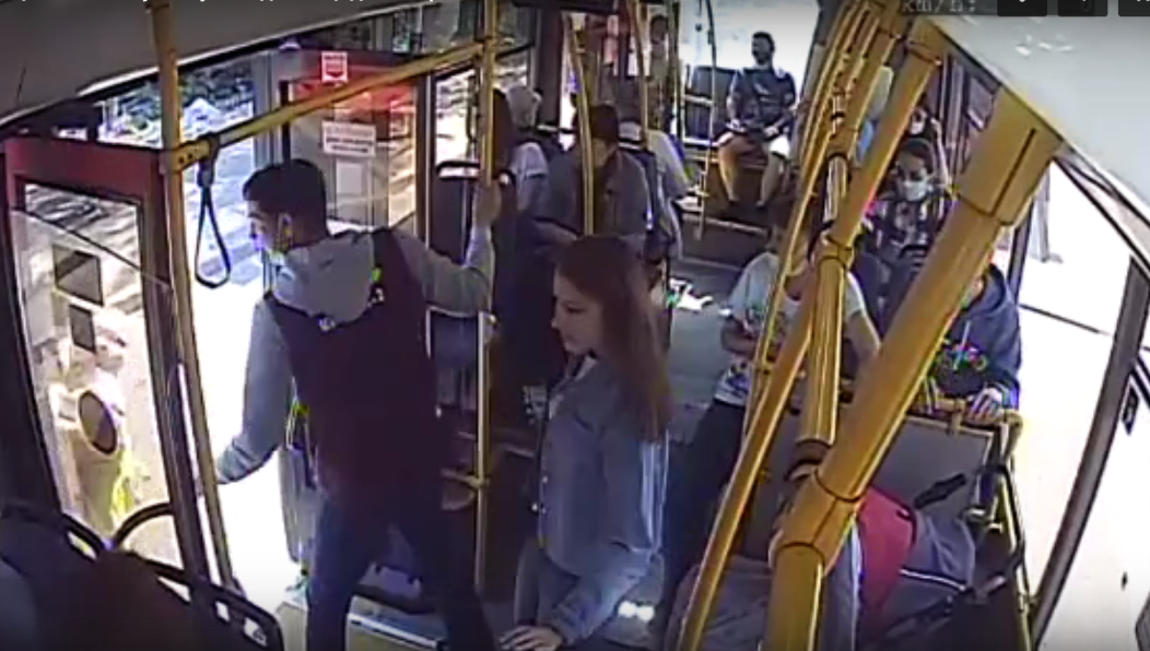 Мама с малышкой на руках не успела выйти из транспорта