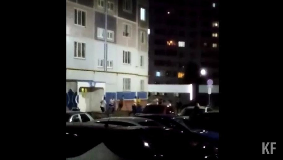 Страшный момент очевидцы сняли на камеру мобильного телефона.