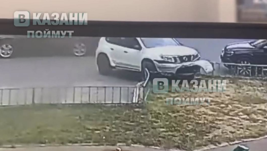 Машина снесла забор и влетела на площадку.