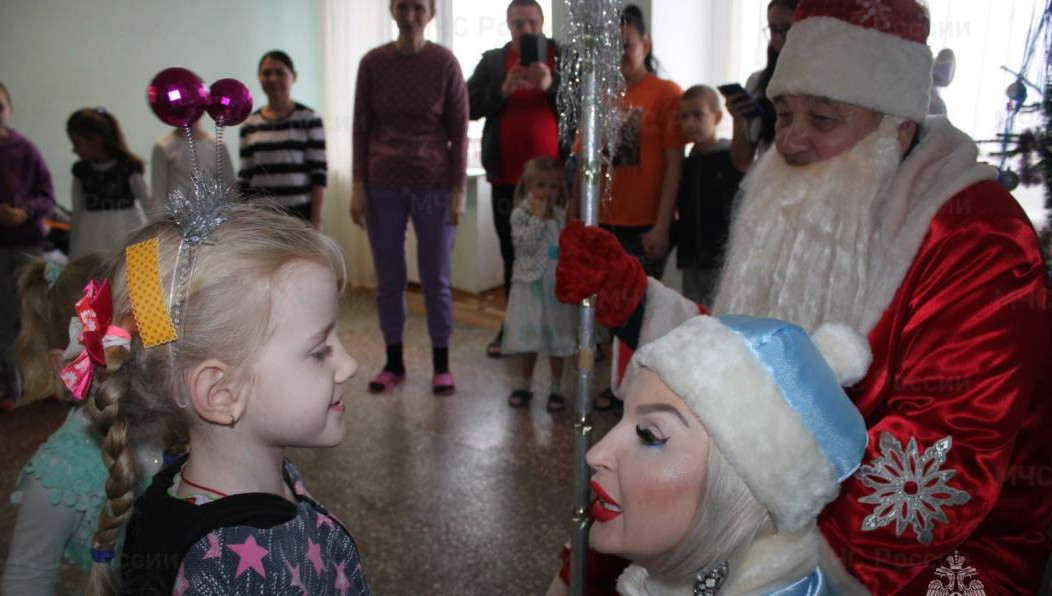 Дед мороз вручил подарки 32 детям.