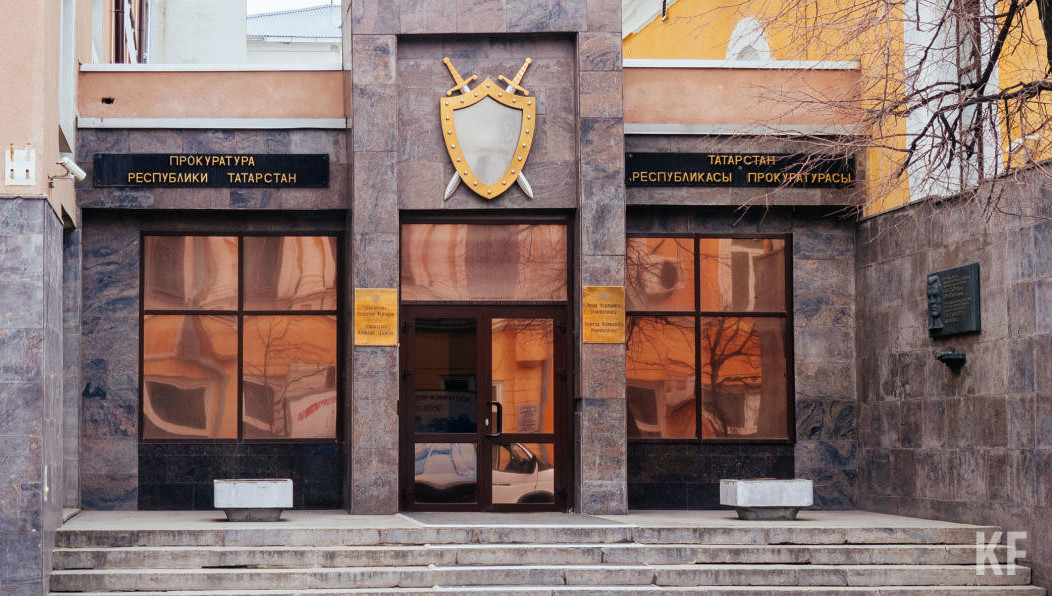 Мужчина нигде не работает.