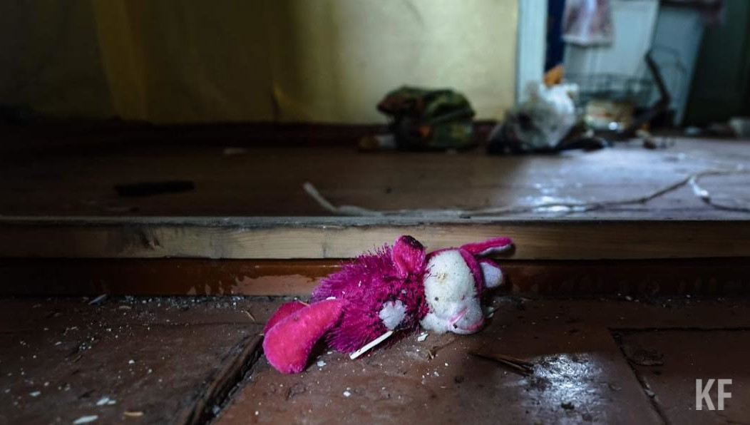 Лишенная родительских прав женщина не хотела платить алименты и схоронилась от приставов в деревне.