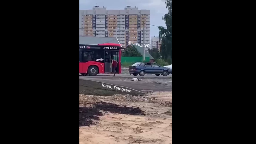 Парень начал приставать к девушке