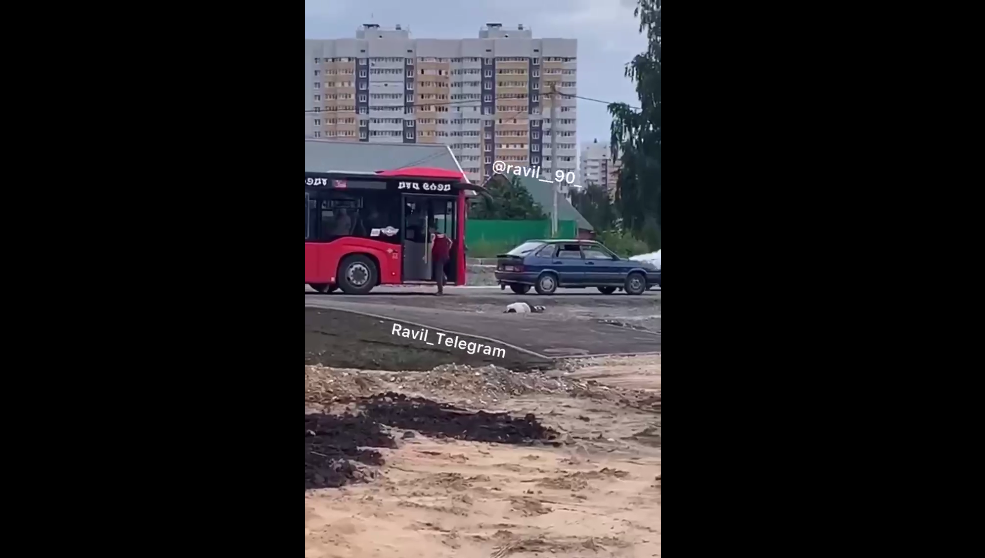 Парень начал приставать к девушке