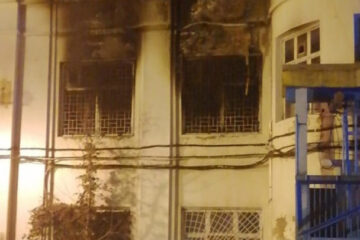 Окна горящего здания были закрыты решётками