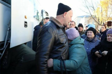 К солдатам с напутственными словами обратился глава района Дмитрий Иванов.