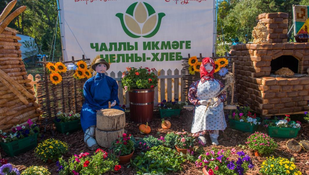 Приуроченную к празднованию Дню республики выставку осмотрел мэр Наиль Магдеев.