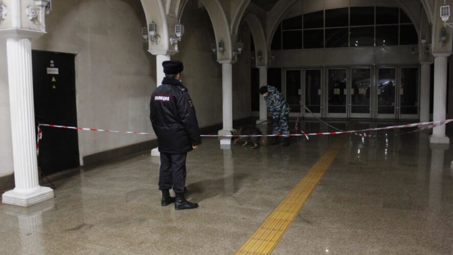 После учений был проведен разбор действий сотрудников.