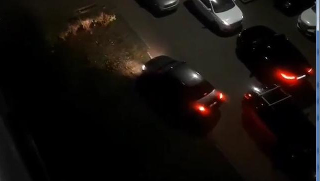 Водители объезжали пробку по тротуару.