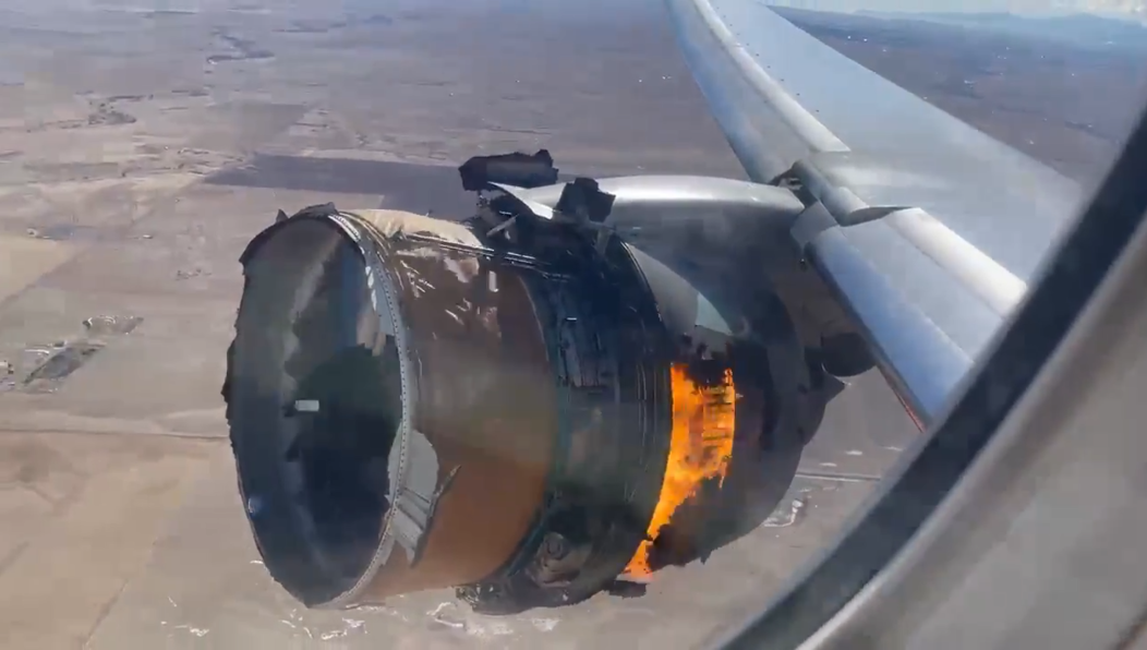 Накануне обшивка двигателя одного из лайнеров упала во двор жилого дома в городе Брумфилд