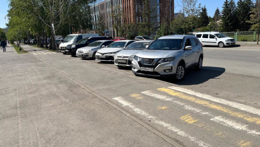 Жители нефтеграда жалуются на нехватку мест на парковках. При этом на территории в скором времени появятся новые точки притяжения горожан