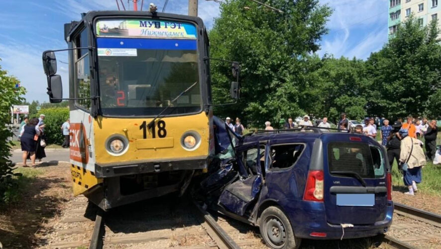 На момент аварии в вагоне было около 40 человек.