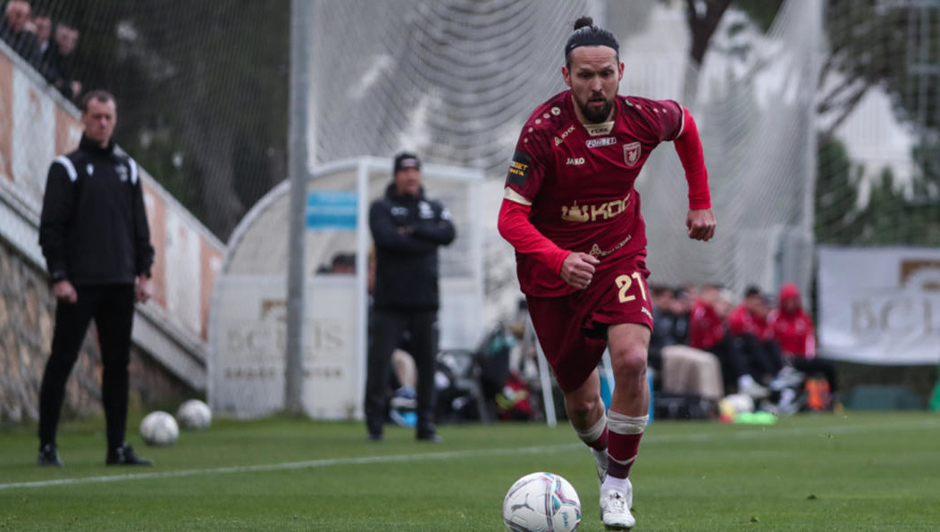 Полузащитник открыл счет в матче прекрасным ударом.