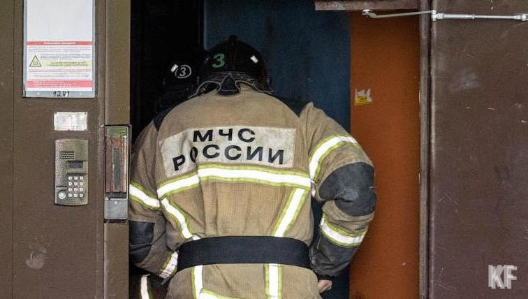 В доме загорелся балкон.