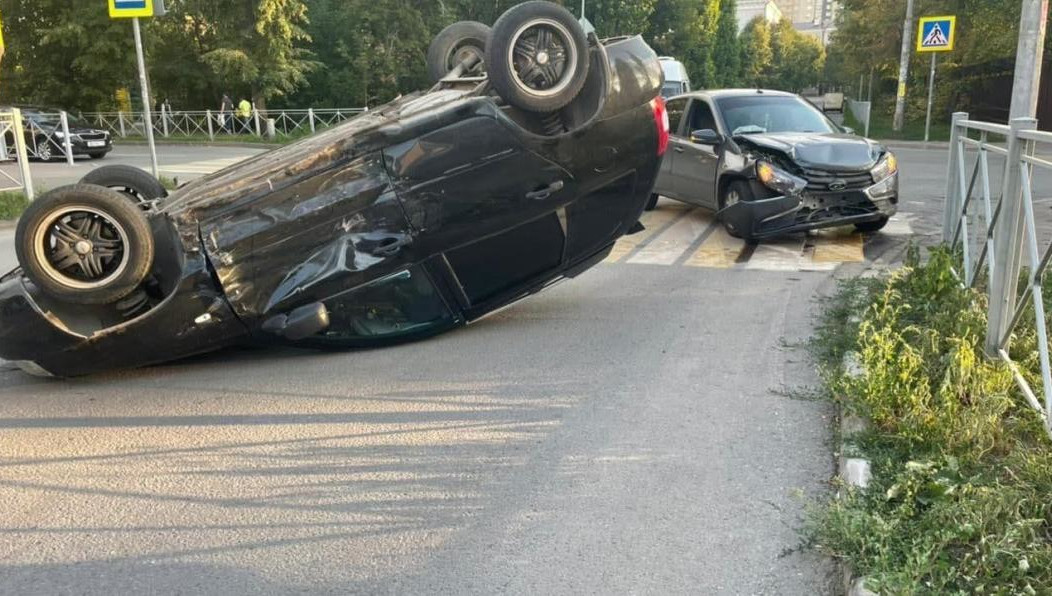 Кадрами с места аварии поделились очевидцы.