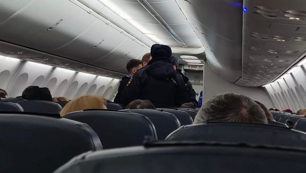 Самолет должен был вылететь в 17:30.