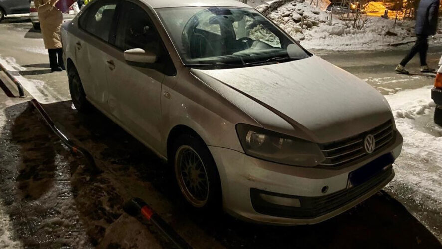 Из-за неуплаты задолженности судебные приставы арестовали иномарку горожанина.