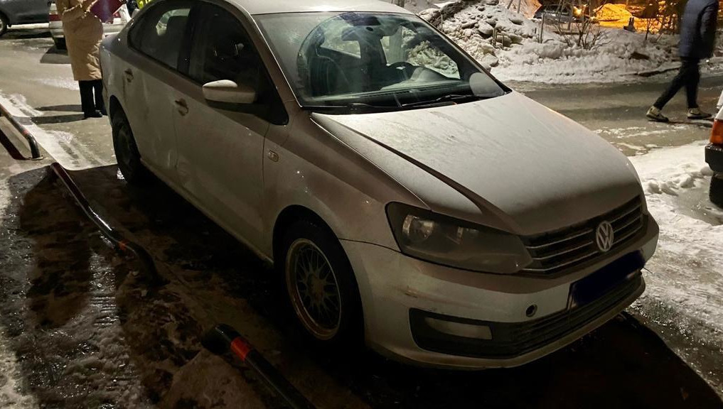 Из-за неуплаты задолженности судебные приставы арестовали иномарку горожанина.