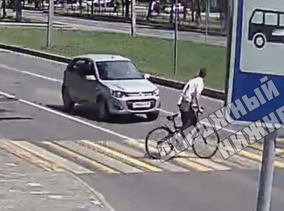 Видео: в Нижнекамске велосипедист угодил под колеса «Калины» – Регионы