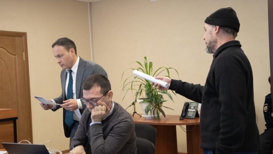 Судебное заседание в Мензелинском райсуде. Адвокат Ленар Шакиров (справа) и Алмаз Муртазин (слева). Фото: KazanFirst